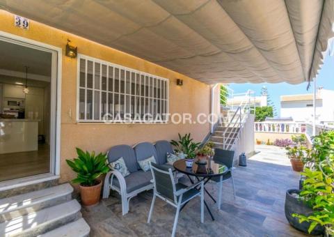 Bungalow with 3 bedrooms and 2 bathrooms in Torrevieja, Alicante