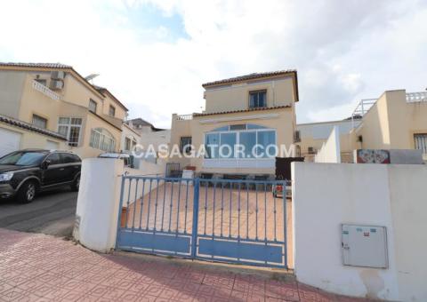 Villa with 3 bedrooms and 2 bathrooms in Torrevieja, Alicante