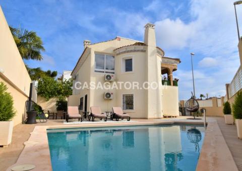 Villa with 5 bedrooms and 2 bathrooms in Orihuela Costa, Alicante