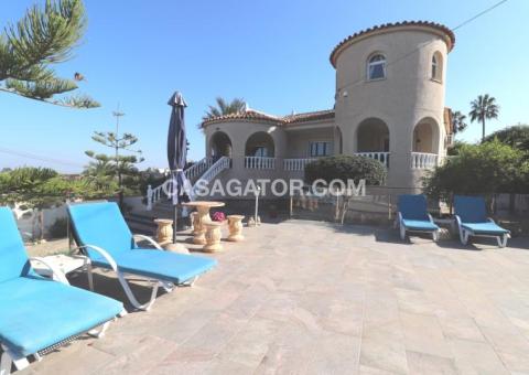 Villa with 5 bedrooms and 4 bathrooms in Algorfa, Alicante