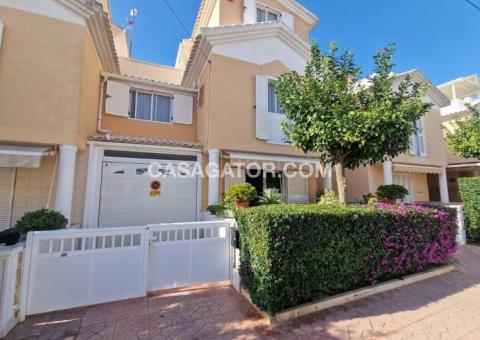 Townhouse with 4 bedrooms and 2 bathrooms in Guardamar del Segura, Alicante