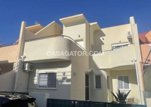 Townhouse with 2 bedrooms and 2 bathrooms in Torrevieja, Alicante