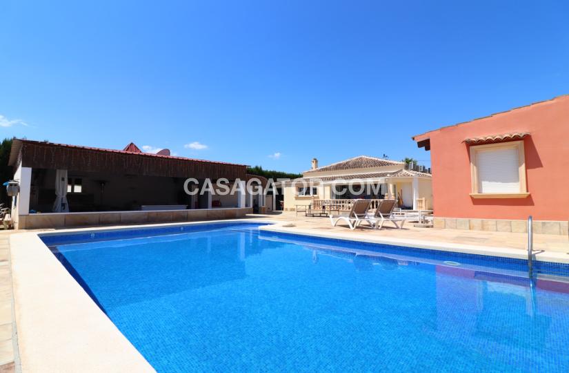 Finca with 6 bedrooms and 3 bathrooms in Heredades, Alicante