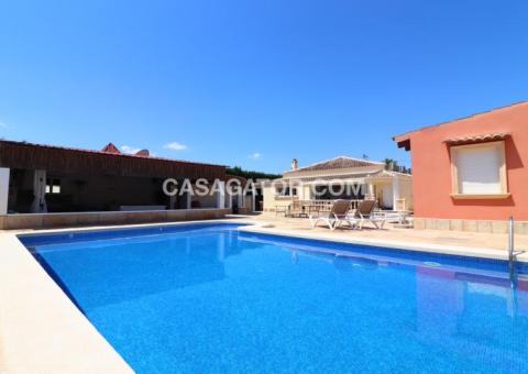 Finca with 6 bedrooms and 3 bathrooms in Heredades, Alicante