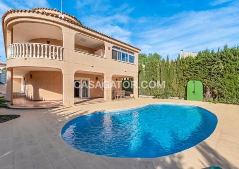 Villa with 4 bedrooms and 3 bathrooms in Torrevieja, Alicante