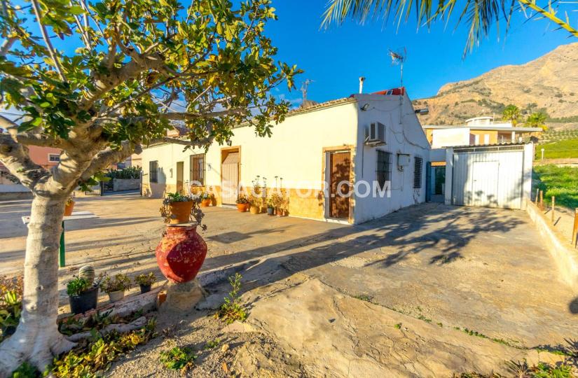 Finca with 4 bedrooms and 2 bathrooms in Orihuela, Alicante