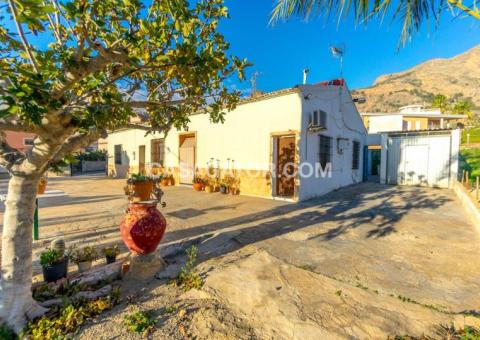 Finca with 4 bedrooms and 2 bathrooms in Orihuela, Alicante