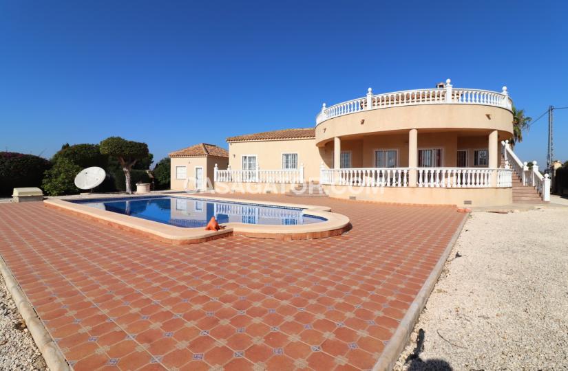 Finca with 3 bedrooms and 2 bathrooms in Catral, Alicante