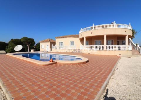 Finca with 3 bedrooms and 2 bathrooms in Catral, Alicante