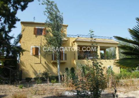 Finca with 4 bedrooms and 2 bathrooms in Daya Nueva, Alicante