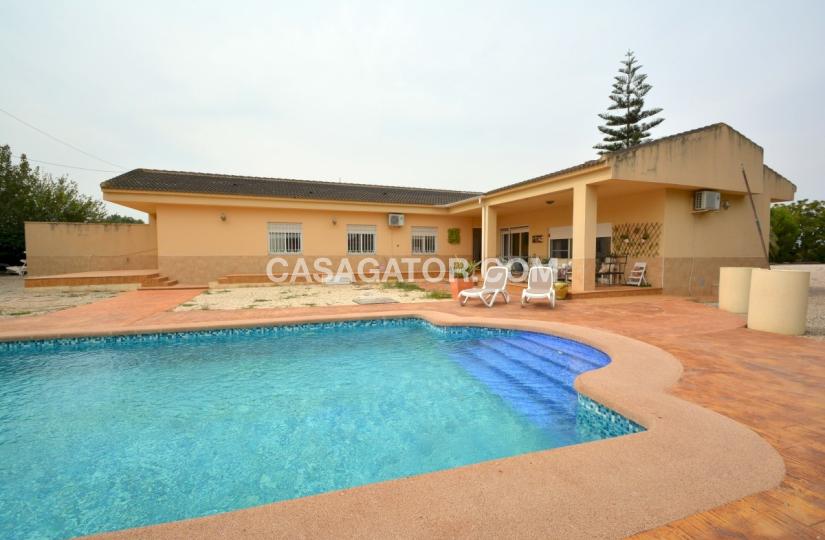 Finca with 4 bedrooms and 3 bathrooms in Almoradí, Alicante