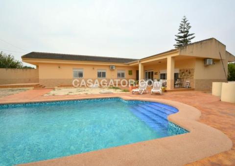 Finca with 4 bedrooms and 3 bathrooms in Almoradí, Alicante