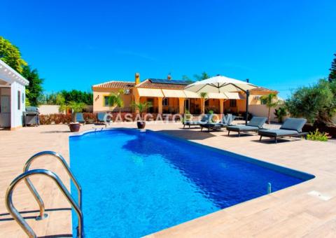 Finca with 4 bedrooms and 3 bathrooms in Catral, Alicante