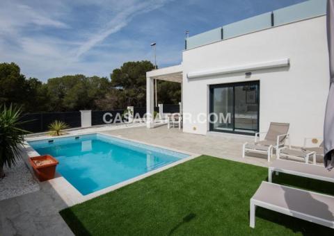 Villa with 3 bedrooms and 2 bathrooms in Pinar de Campoverde, Alicante