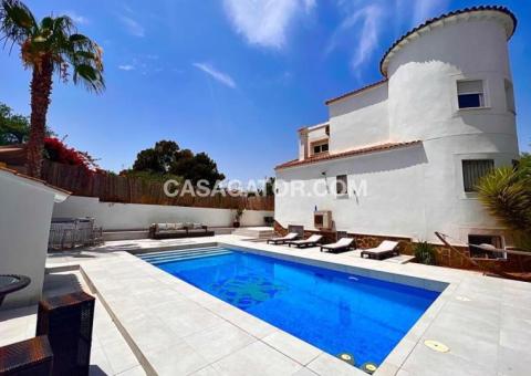 Villa with 5 bedrooms and 3 bathrooms in Vistabella, Alicante