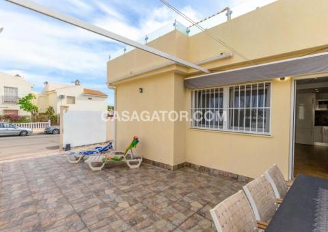 Townhouse with 3 bedrooms and 2 bathrooms in Torrevieja, Alicante