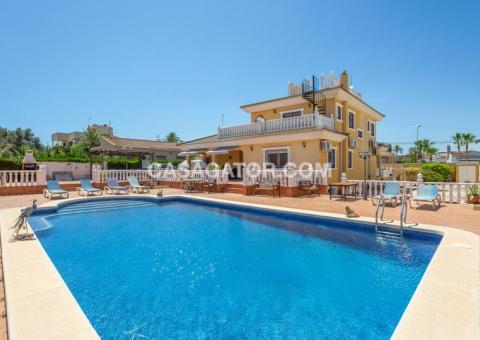 Villa with 6 bedrooms and 5 bathrooms in Torrevieja, Alicante