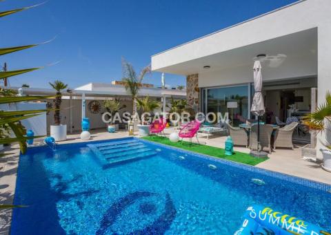 Villa with 3 bedrooms and 2 bathrooms in Torrevieja, Alicante