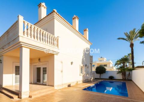 Villa with 4 bedrooms and 4 bathrooms in Orihuela Costa, Alicante