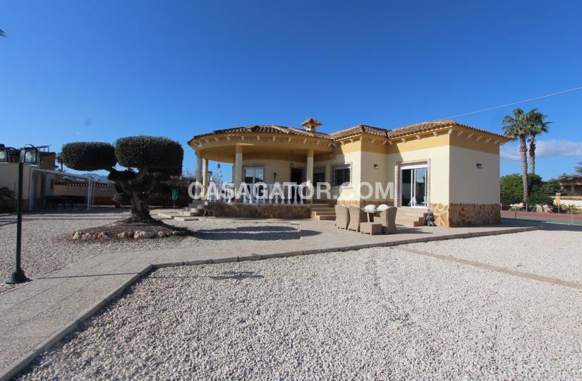 Finca with 4 bedrooms and 3 bathrooms in Catral, Alicante