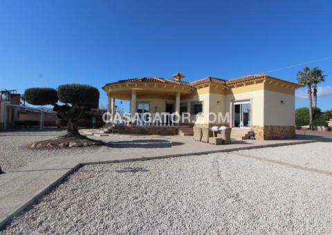 Finca with 4 bedrooms and 3 bathrooms in Catral, Alicante