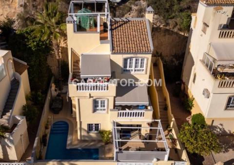 Villa with 4 bedrooms and 3 bathrooms in Dehesa de Campoamor, Alicante