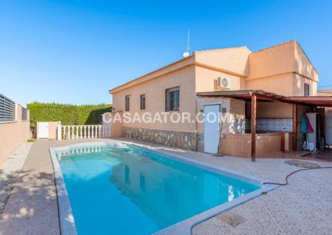 Villa with 3 bedrooms and 3 bathrooms in Torrevieja, Alicante