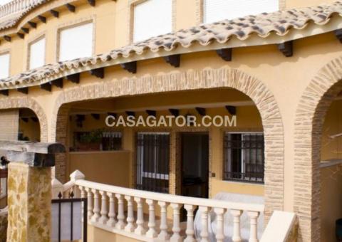 Townhouse with 4 bedrooms and 2 bathrooms in Guardamar del Segura, Alicante