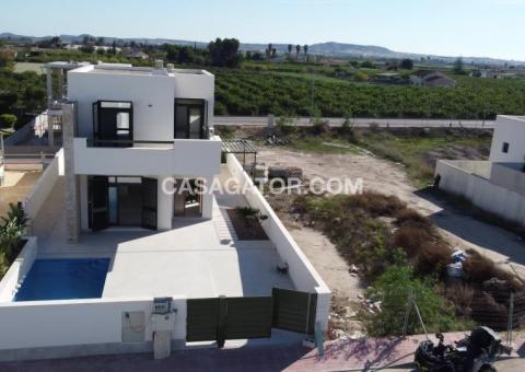 Villa with 3 bedrooms and 4 bathrooms in Daya Nueva, Alicante